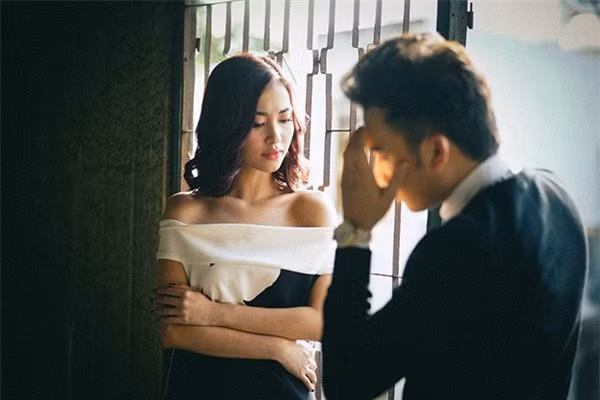 Nhin me nga tren san con vo chi dung im khien toi soi mau