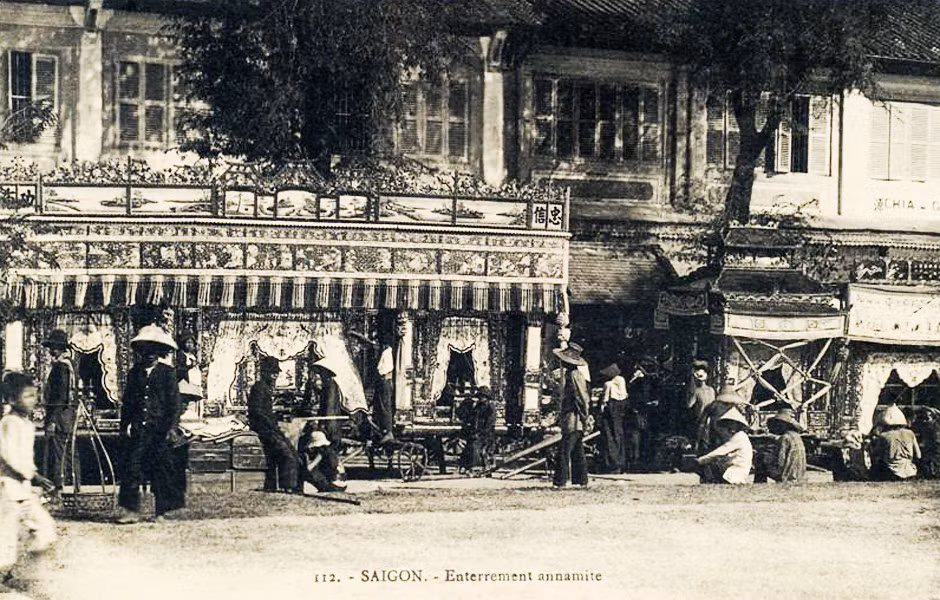 Xe tang của người Hoa được trang trí rất cầu kỳ với các họa tiết mang đậm nét văn hóa Trung Hoa.