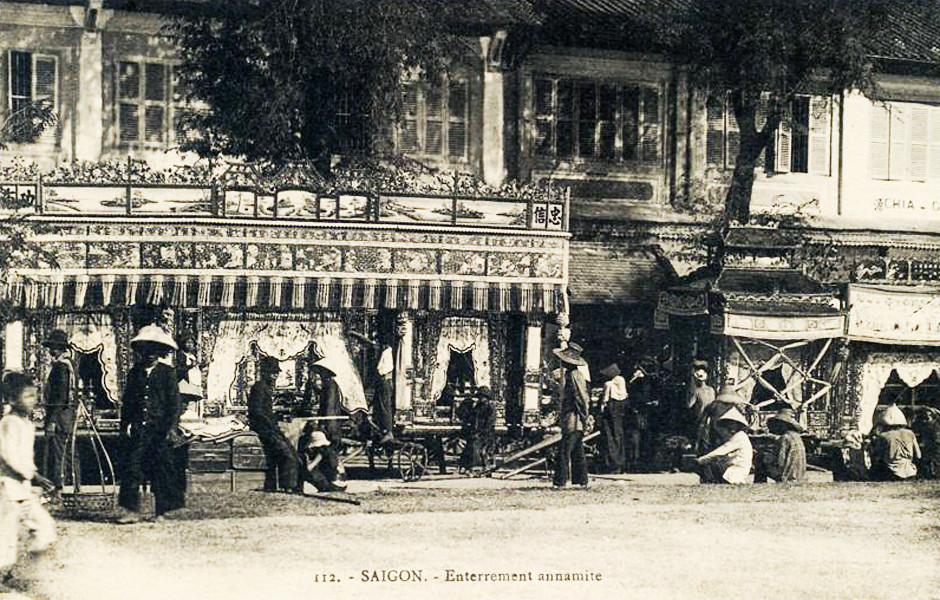 Xe tang của người Hoa được trang trí rất cầu kỳ với các họa tiết mang đậm nét văn hóa Trung Hoa.