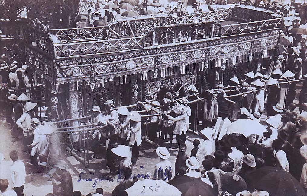 Một xe tang được khiêng bởi hơn 50 phu nhà đòn ở Sài Gòn năm 1913. Số lượng người khiêng thể hiện gia thế của người đã khuất.