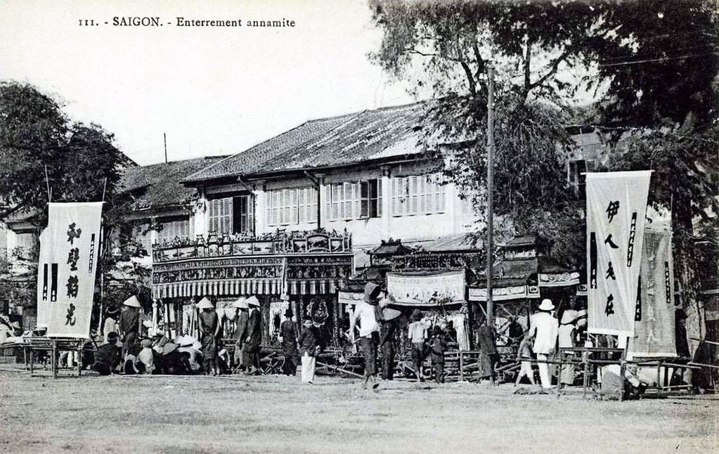 Đi kèm xe tang là kiệu thờ, lọng che và nhiều cờ phướn cỡ lớn.