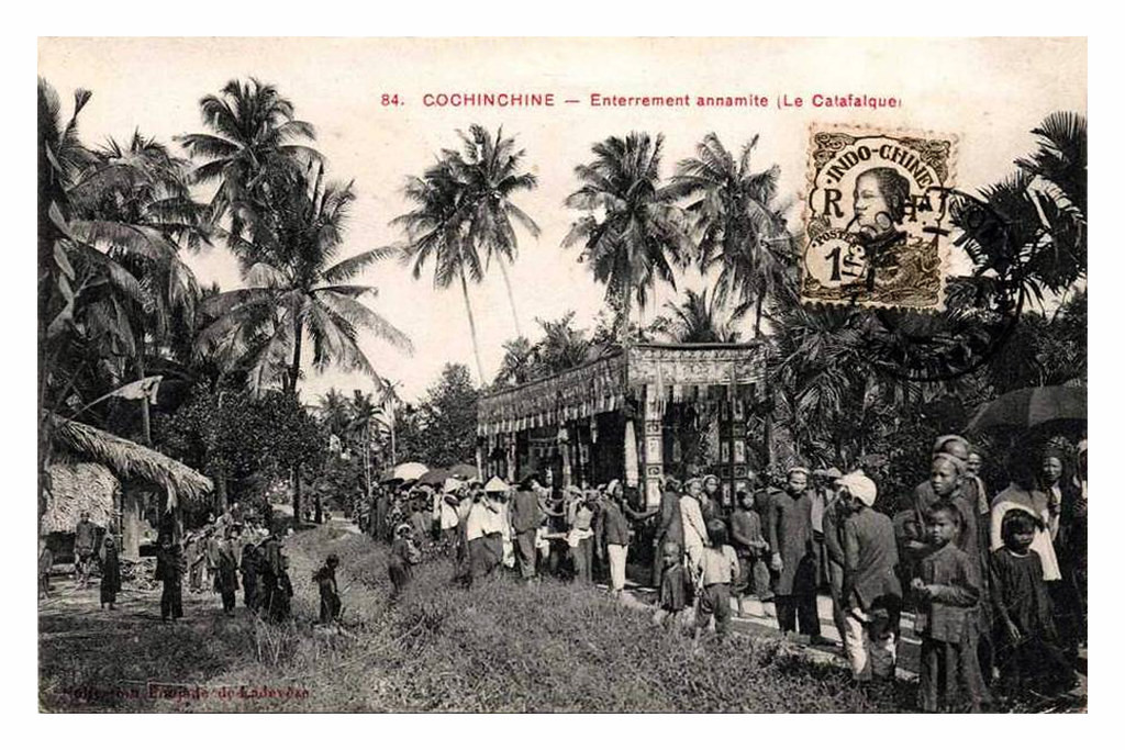 Một đám tang di chuyển trên con đường ở ngoại vi Sài Gòn năm 1909.