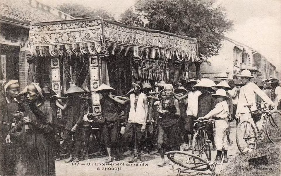 Một đám tang trong Chợ Lớn đầu thế kỷ 20. Thởi điểm này xe hơi đã khá phổ biến nhưng vẫn chưa được sử dụng trong đám tang.