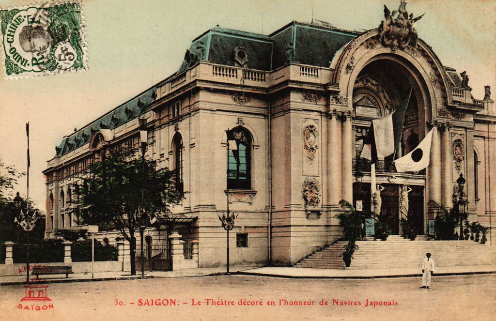 Phần trang trí ở mặt tiền nhà hát cũng có nhiều lời chỉ trích vì quá rườm rà, không phù hợp với cảnh quan quanh nhà hát khi đó.