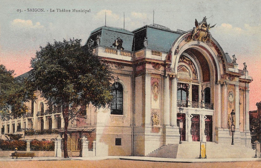 Toàn bộ các mẫu trang trí, phù điêu mặt tiền và nội thất đều được một họa sĩ tên tuổi ở Pháp vẽ giống như mẫu của các nhà hát ở Pháp cuối thế kỷ 19 và gửi từ Pháp qua.