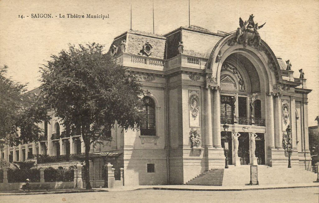 Nhà hát được xây theo lối kiến trúc "flamboyant" của thời Đệ tam cộng hòa Pháp. Thiết kế bên trong tân tiến với đầy đủ thiết bị cho âm thanh và ánh sáng.