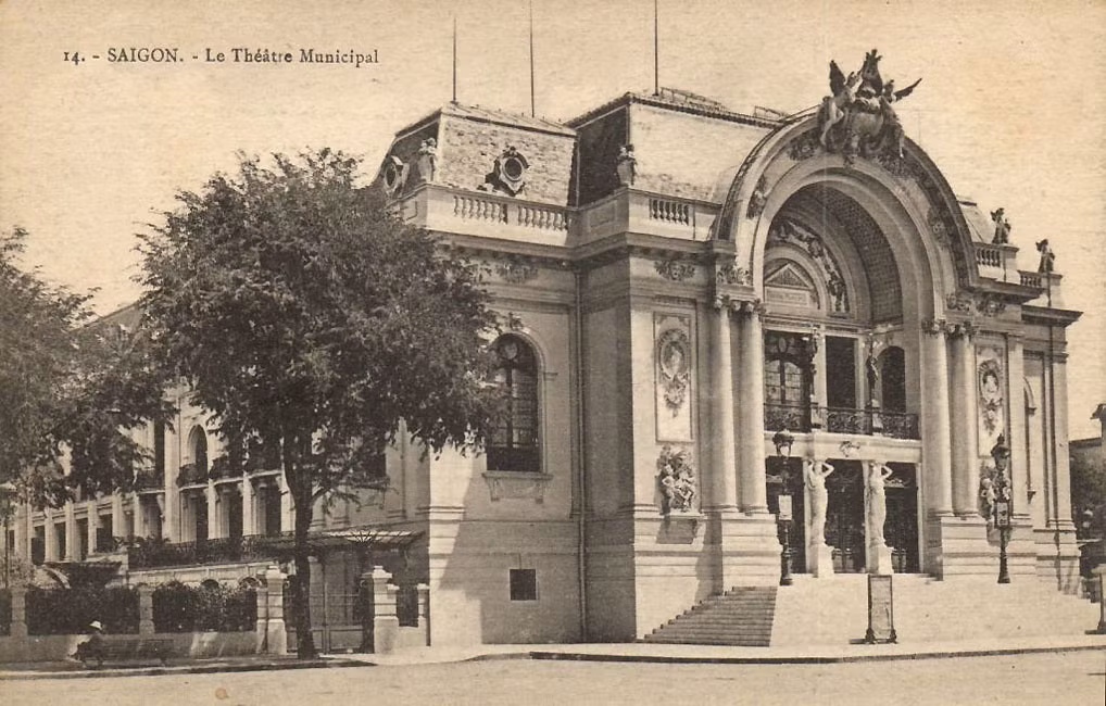 Nhà hát được xây theo lối kiến trúc "flamboyant" của thời Đệ tam cộng hòa Pháp. Thiết kế bên trong tân tiến với đầy đủ thiết bị cho âm thanh và ánh sáng.