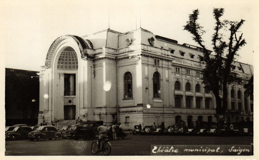Nhà hát Lớn Sài Gòn thập niên 1940. Vào năm 1943, một số chi tiết trang trí ở mặt tiền nhà hát đã được dỡ bỏ nhằm trẻ trung hóa phong cách kiến trúc.