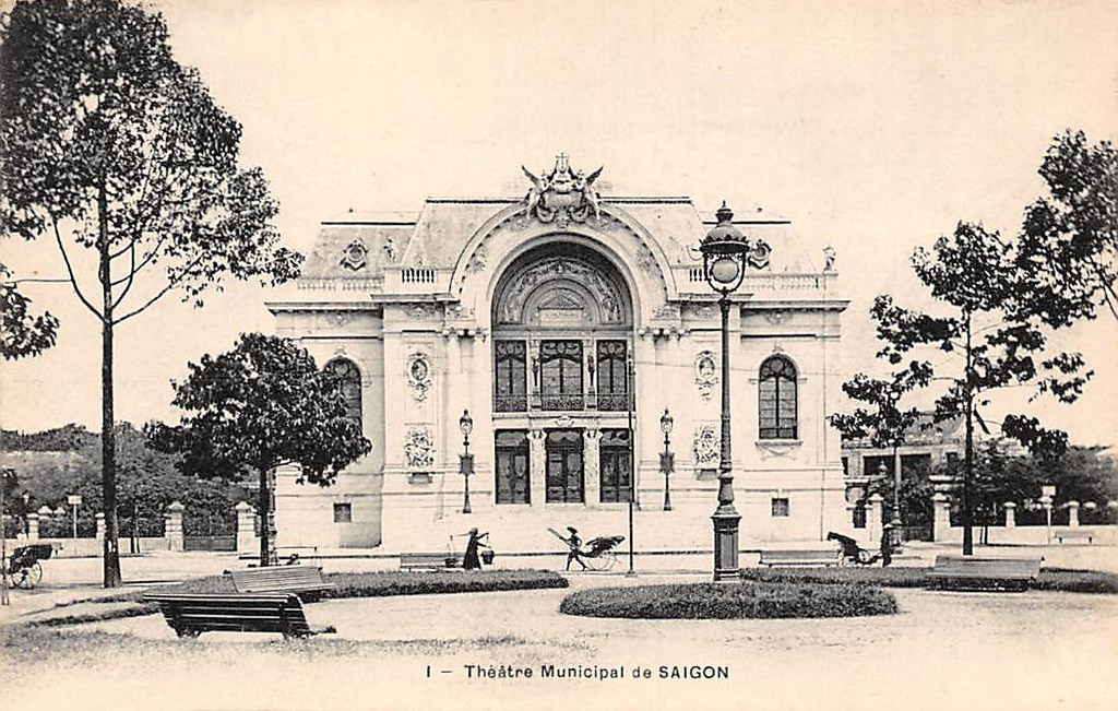  Nhà hát Lớn Sài Gòn trên tấm bưu thiếp cổ của Pháp. Tiền thân của Nhà hát Lớn là một nhà hát tạm được lập ở vị trí khách sạn Caravelle ngày nay. Năm 1898, Nhà hát Lớn được khởi công ngay cạnh nhà hát cũ và đến ngày 1/1/1900 thì khánh thành.