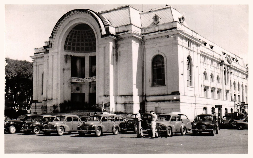 Vào năm 1944, nhà hát bị phi cơ Đồng Minh oanh tạc, làm hư hại nặng, phải ngưng hoạt động. Năm 1955, nhà hát được tu bổ cải tạo nhưng lại được sử dụng với chức năng tòa Trụ sở Quốc hội.