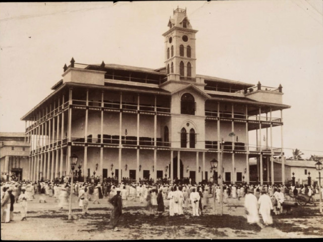 Khi đó, Zanzibar (nay thuộc Tanzania) là một vương quốc chịu sự kiểm soát của đế quốc Anh. Cuộc xung đột nổ ra sau khi Quốc vương Zanzibar là Hamad bin Thuwaini qua đời vào ngày 25/8/1896.