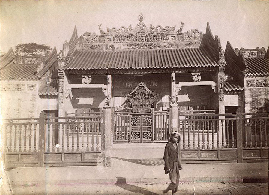 Hội quán Quảng Triệu năm 1890. Ngoài hội quán Quảng Triệu ở Sài Gòn, ở Hội An cũng có một hội quán mang tên Quảng Triệu vởi kiến trúc mang nhiều nét tương đồng.