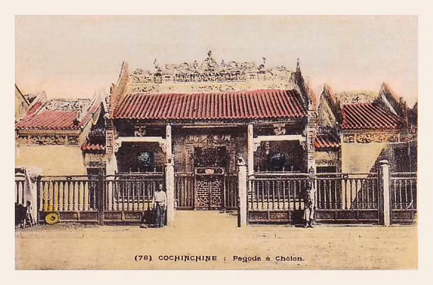 Hội quán Quảng Triệu trong tấm bưu thiếp tô màu năm 1908. Khác với các hội quán cổ còn lại của người Hoa, hội quán Quảng Triệu không nằm trong vùng Chợ Lớn (quận 5, 6 ngày nay) mà lại nằm gần trung tâm quận 1.