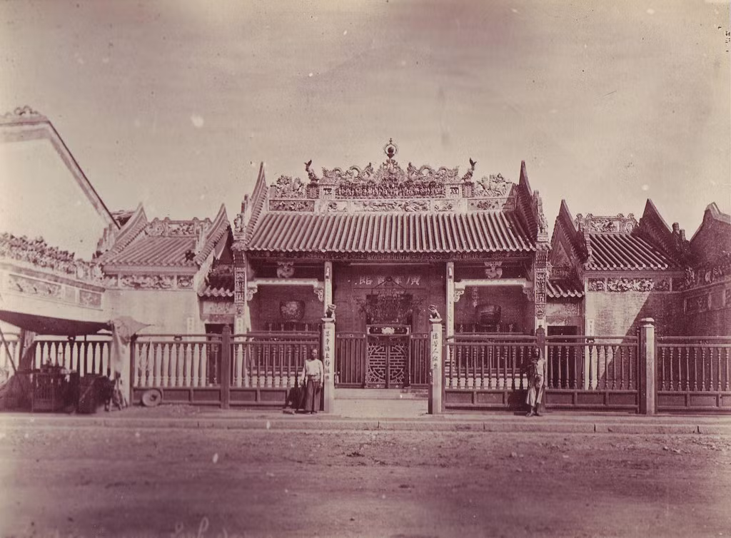 Hội quán Quảng Triệu khoảng năm 1880-1890. Tên gọi "Quảng Triệu" là viết tắt của hai hai phủ Quảng Châu và Triệu Khánh, tỉnh Quảng Đông, Trung Quốc, xuất xứ của cộng đồng người Hoa thành lập hội quán.