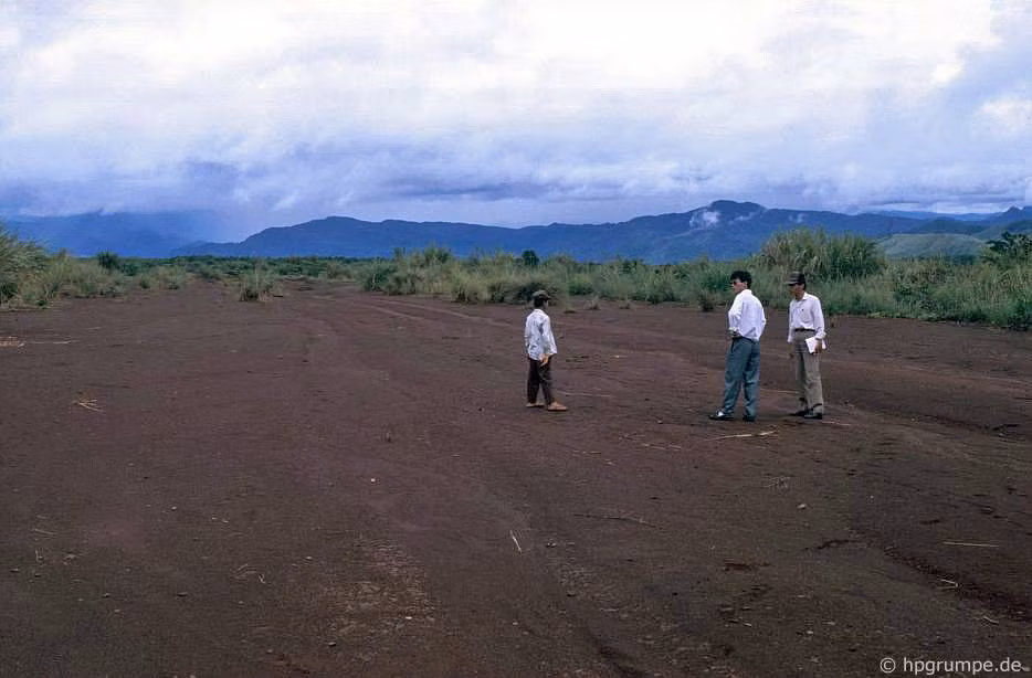 Trên đường băng sân bay Khe Sanh cũ. Cuộc chiến ở Khe Sanh kéo dài 170 ngày, kết thúc khi lính Mỹ cuối cùng rút khỏi Khe Sanh và Quân Giải phóng miền Nam Việt Nam hoàn toàn kiểm soát cứ điểm này, đánh dấu sự cáo chung của Hàng rào điện tử McNamara.