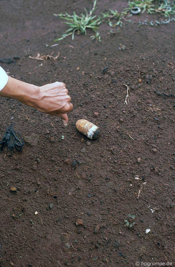 24 năm trước khi những bức ảnh này được chụp, Khe Sanh đã trở thành nơi mà lần đầu tiên, quân đội Mỹ phải rút bỏ một căn cứ quân sự trọng yếu tại nơi này.