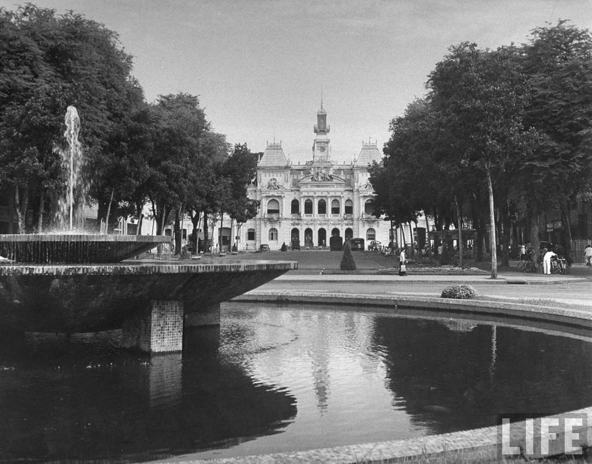 Dinh Xã Tây (nay là UBND TP HCM) nhìn từ vòng xoay đài phun nước ở giao lộ Charner - Bonard (Nguyễn Huệ - Lê Lợi).