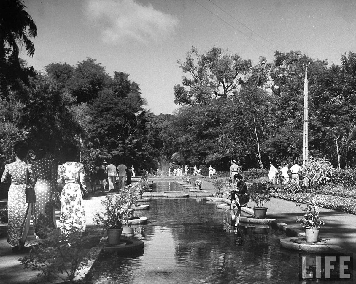 Người dân thư giãn trong Thảo Cầm Viên Sài Gòn.