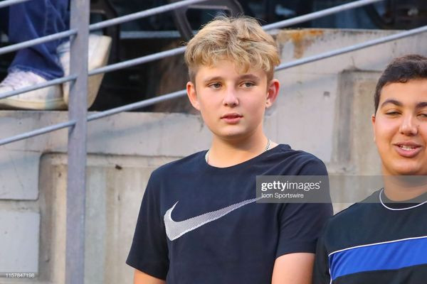 Xuất hiện trên khán đài sân Metlife ( Mỹ ) để theo dõi trận cầu đinh giữa Real và Atletico, cậu con trai nhà thổng thống Trump nhanh chóng lọt vào ống kinh phóng viên bởi vẻ ngoài cực bảnh bao của mình.