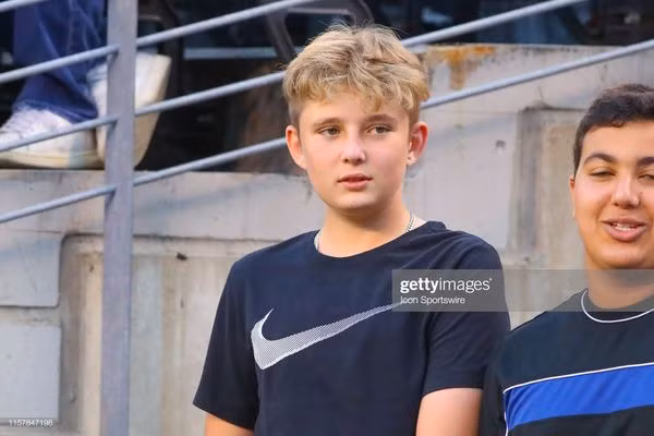 Xuất hiện trên khán đài sân Metlife ( Mỹ ) để theo dõi trận cầu đinh giữa Real và Atletico, cậu con trai nhà thổng thống Trump nhanh chóng lọt vào ống kinh phóng viên bởi vẻ ngoài cực bảnh bao của mình.