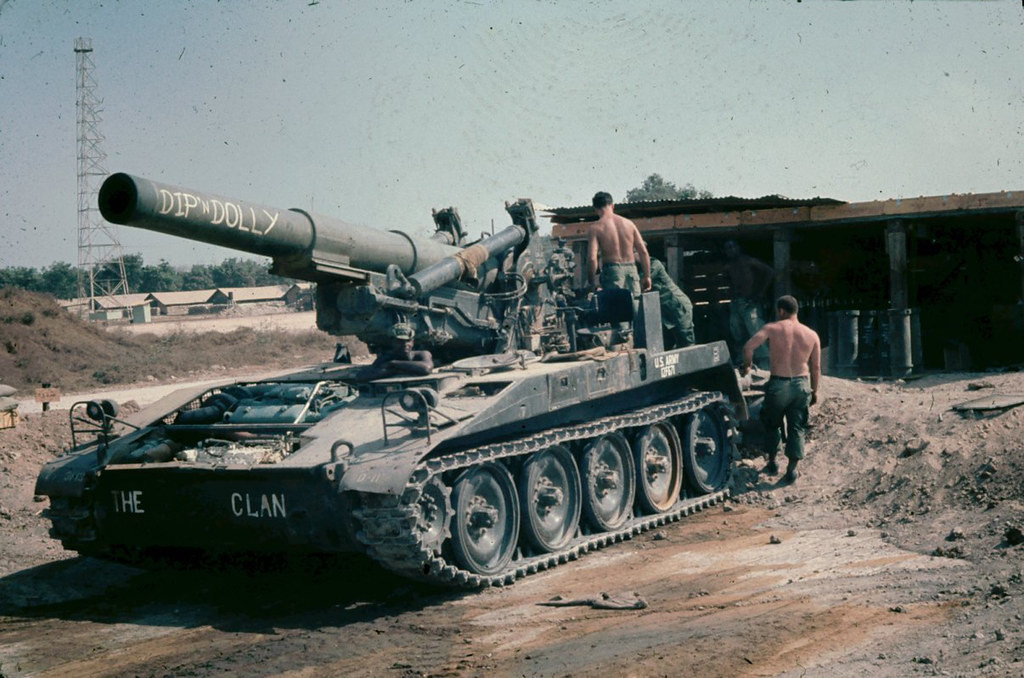 Nhóm lính Mỹ bảo dưỡng một khẩu pháo tự hành.