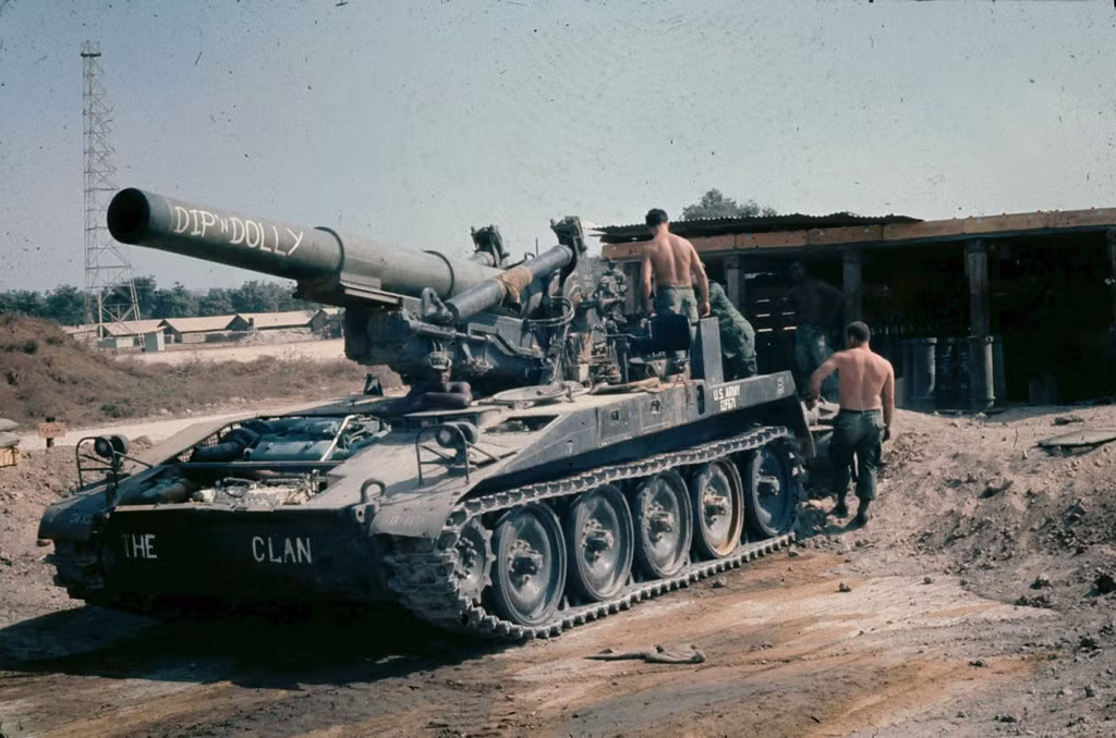 Nhóm lính Mỹ bảo dưỡng một khẩu pháo tự hành.