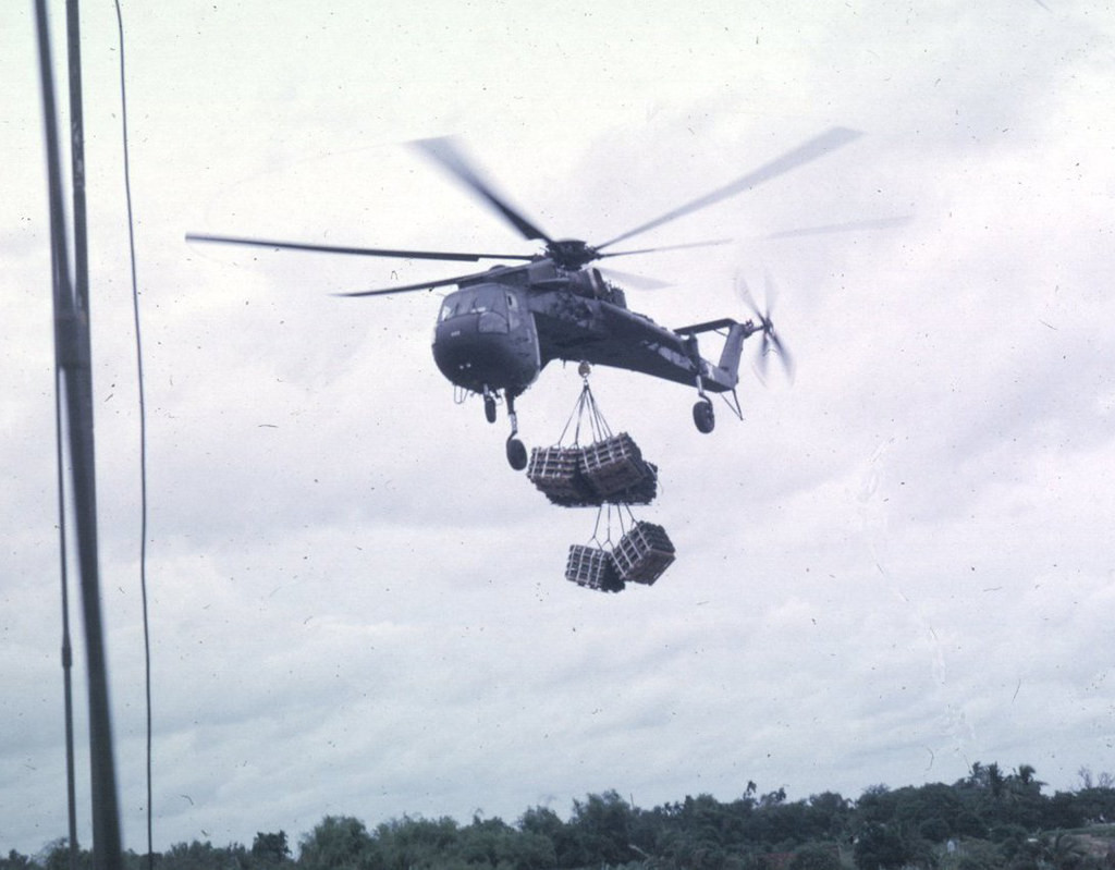 Trực thăng tiếp tế đạn dược cho căn cứ.