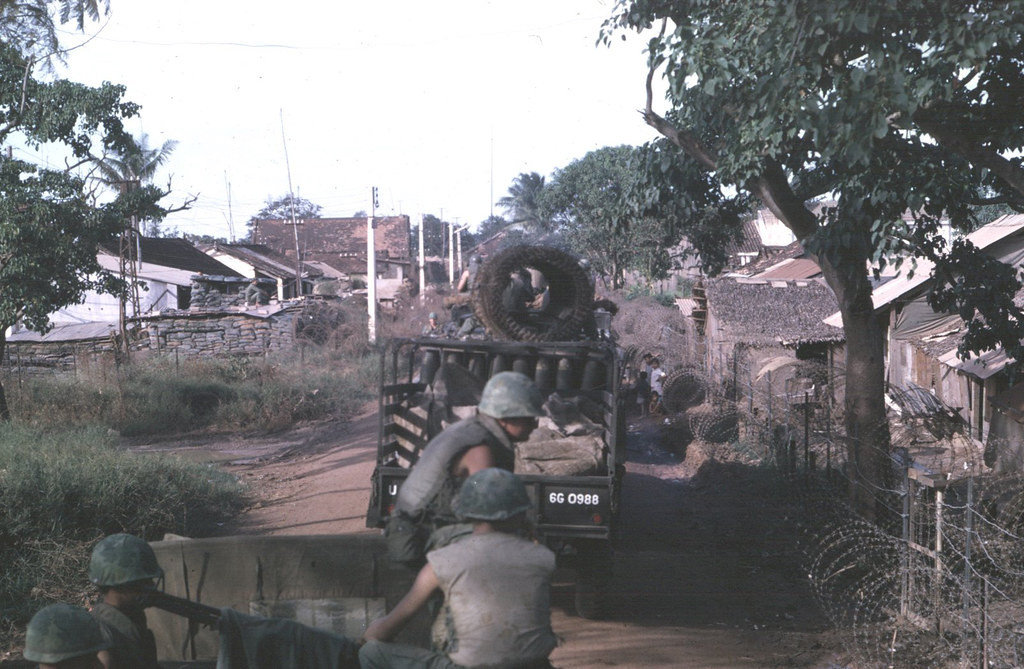 Binh sĩ Mỹ di chuyển qua một khu dân cư ở Trảng Bàng.
