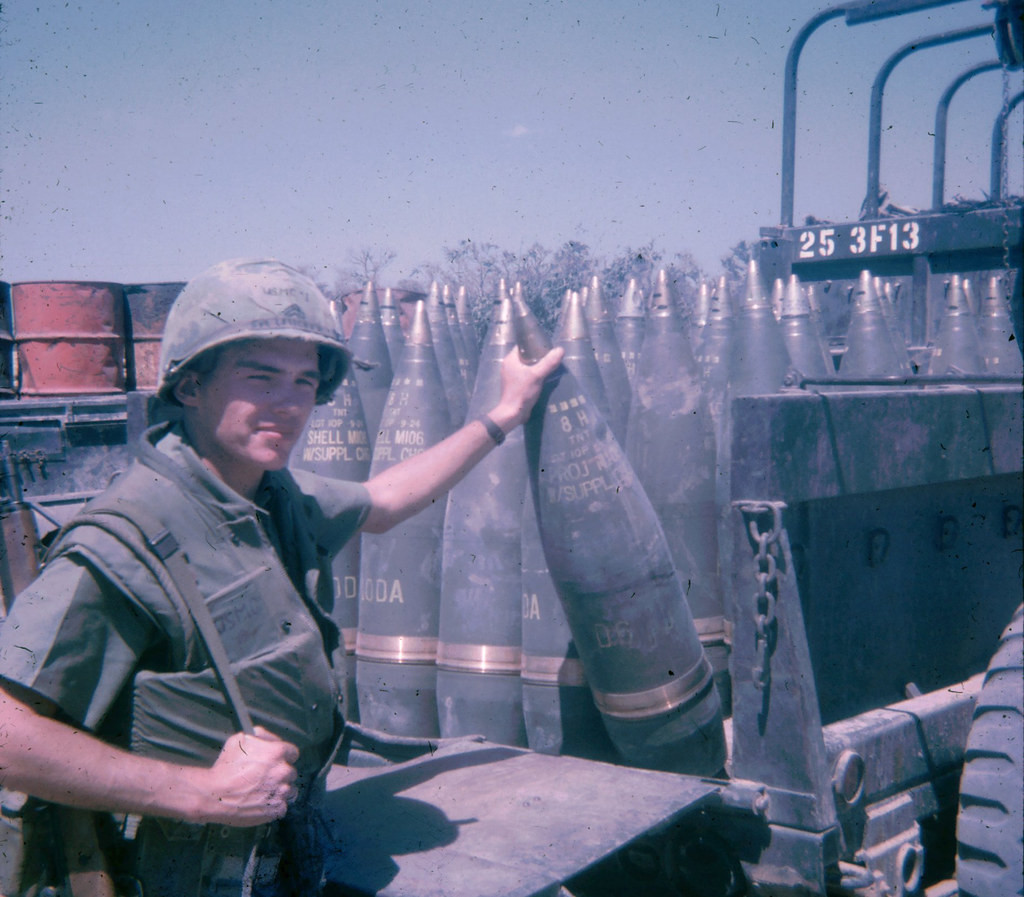 Binh sĩ tên Don bên những quả đạn pháo cỡ 8 inch.