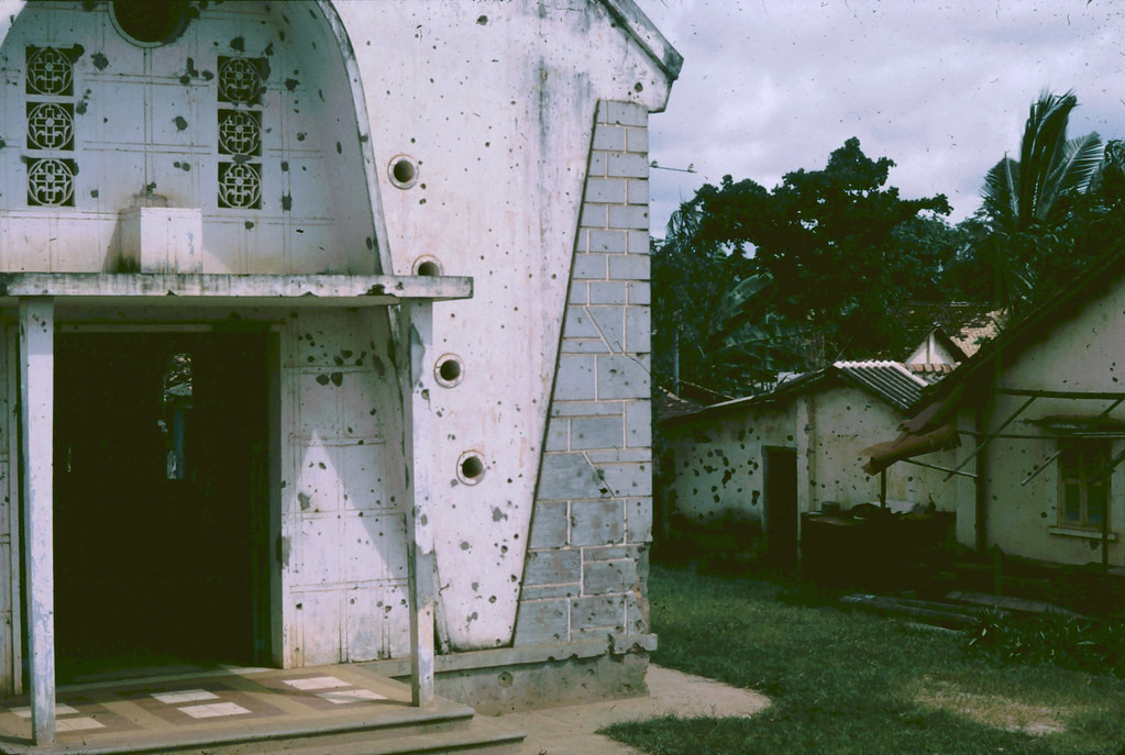 Một nhà thờ bỏ hoang, lỗ chỗ vết đạn.