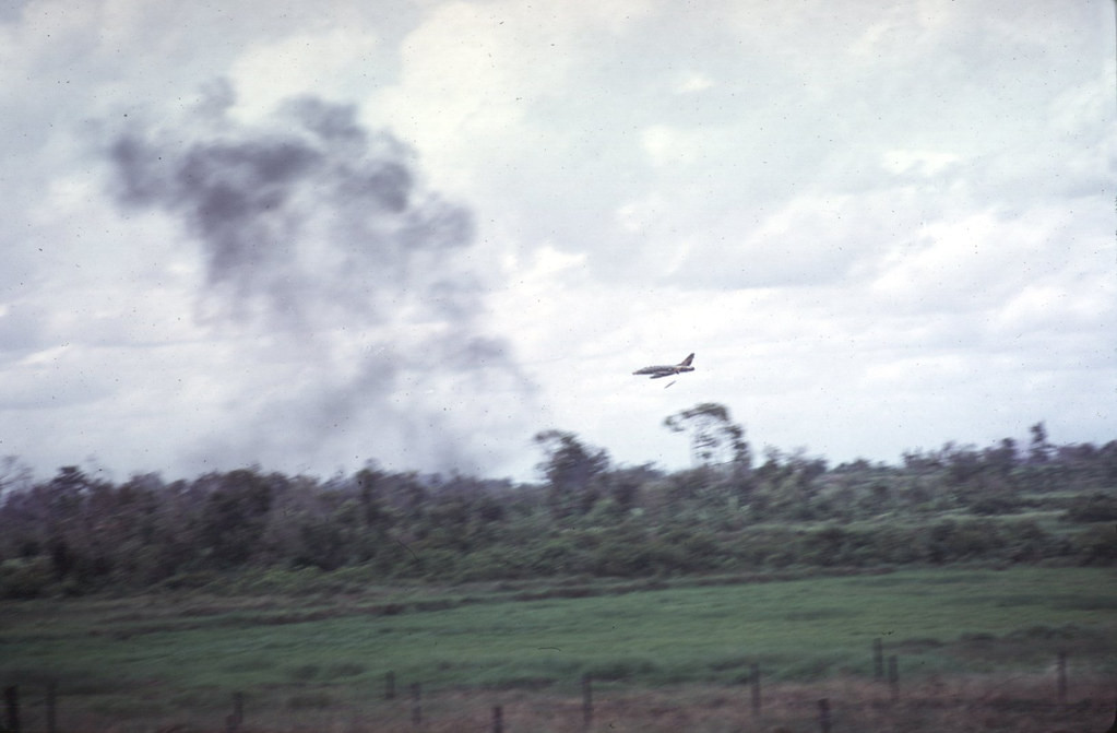 Máy bay tiêm kích - bom F-105 thực hiện một phi vụ ném bom ở Trảng Bàng.