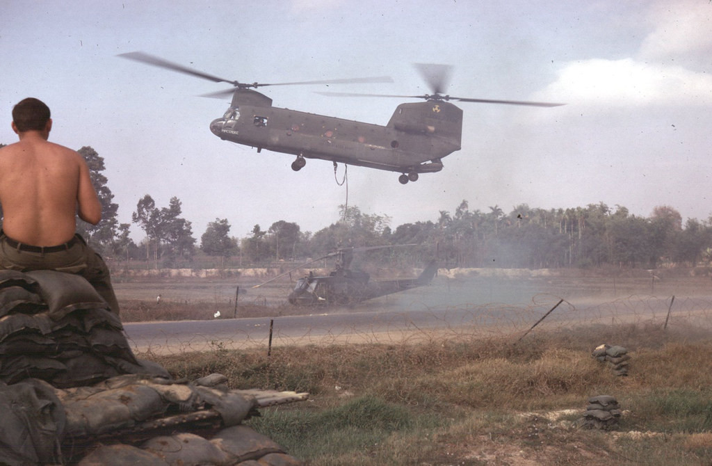 Trực thăng Chinook vận chuyển trực thăng UH-1 Huey bị hỏng về căn cứ để sửa chữa.