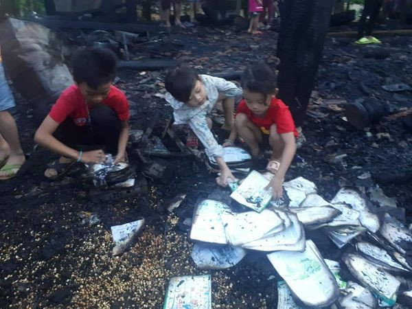 Nha chay rui, 3 anh em vua khoc vua nhat lai sach vo bi chay