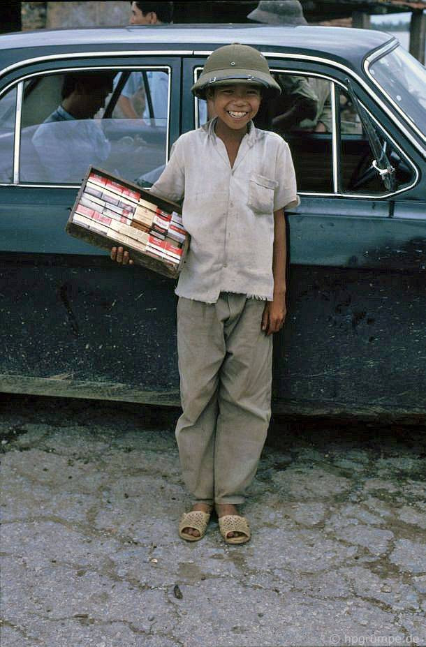 Chú bé bán thuốc lá ở bến phà.