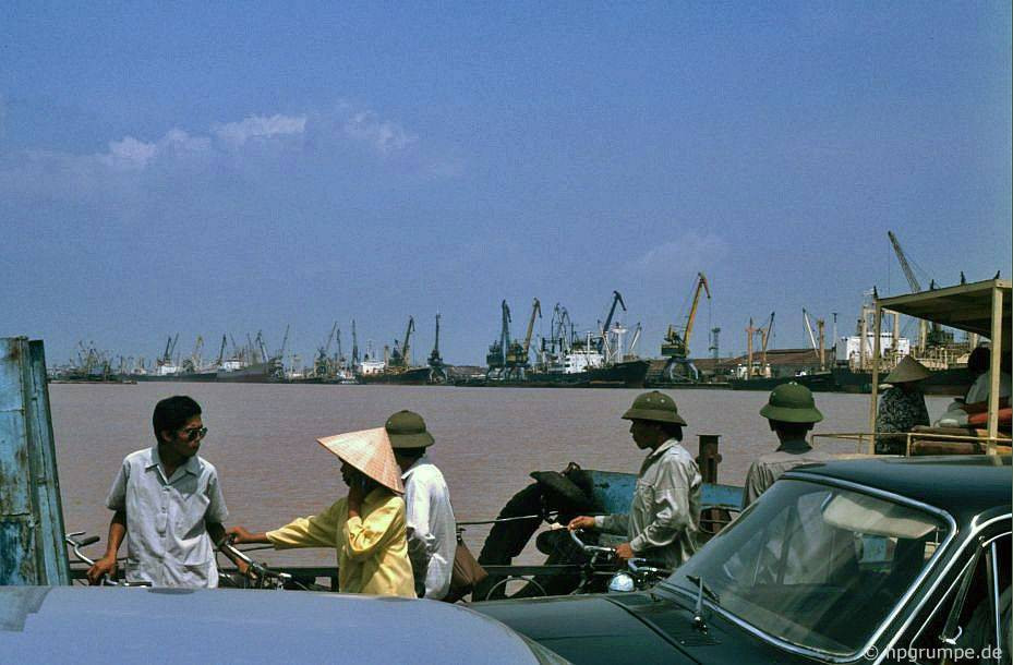 Cảng Hải Phòng nhìn từ trên phà.