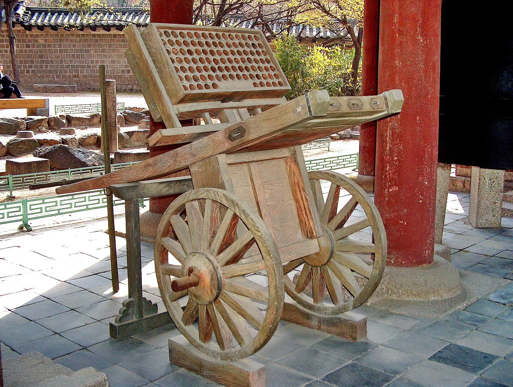 Tuy nhiên, thời hoàng kim của Hwacha không kéo dài. Khi các loại đại bác và súng cầm tay được phát triển và sử dụng rộng rãi trên chiến trường “pháo phản lực phóng loạt thời cổ” đã chấm dứt vai trò lịch sử của mình.