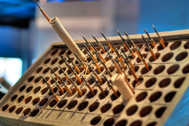 Phiên bản ban đầu đầu của cỗ máy này có thể bắn được 100 mũi tên trong một lần phóng, và bản cải tiến có khả năng bắn tới 200 mũi tên.