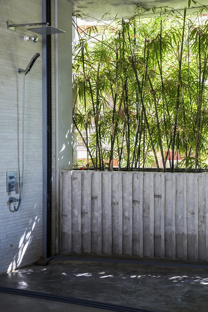 Phòng tắm mở, che chắn bằng hàng rào tre bên ngoài để chủ nhân vừa tắm vừa có thể nghe tiếng chim hót líu lo.