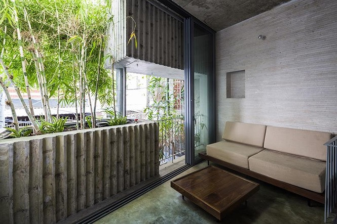 Nhờ có hệ thống tre bảo vệ bên ngoài nên ngôi nhà không cần đóng cửa kể cả vào mùa mưa.