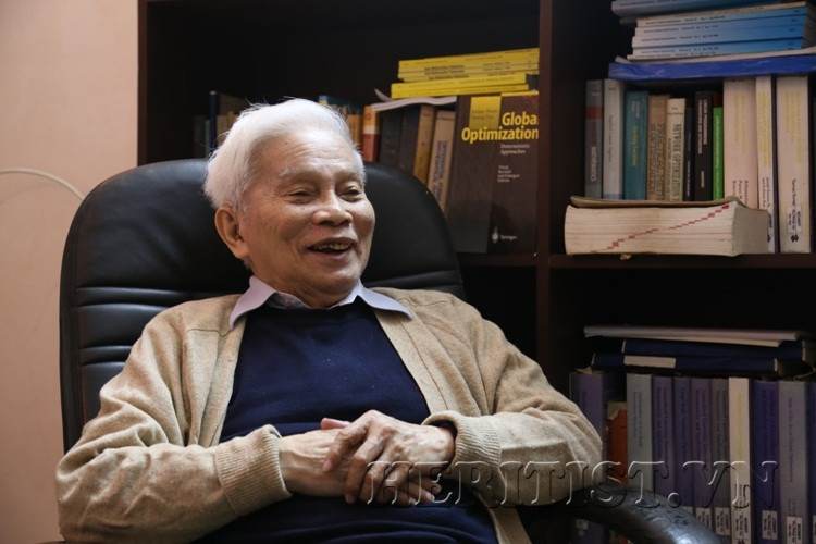 Ngoài các công trình nghiên cứu, Giáo sư Hoàng Tụy cũng là tổng biên tập của hai tạp chí toán học tại Việt Nam và ủy viên ban biên tập của ba tạp chí toán học quốc tế.