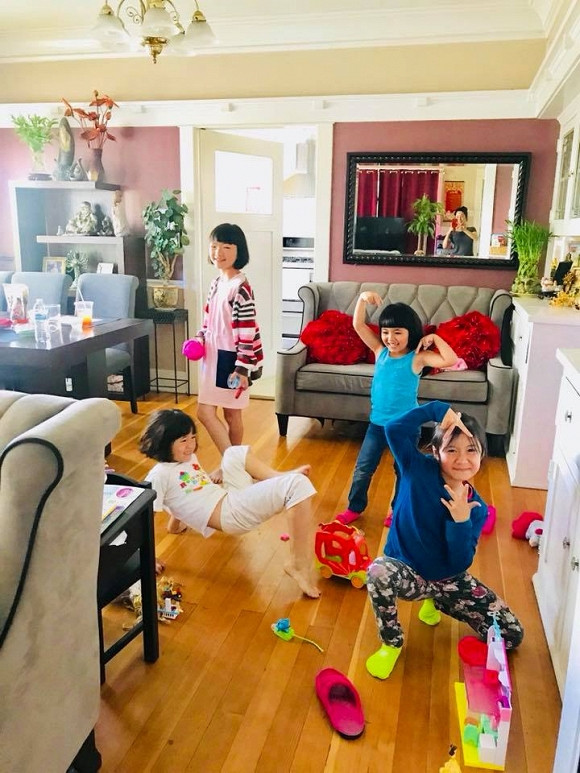 Rộng lớn hơn rất nhiều so với ngôi nhà ở Việt Nam, ngôi nhà của cô ở Mỹ có đến tận 112 ô cửa sổ và khoảng sân vườn vô cùng rộng lớn. Bé Nguyệt Cát - con gái của cô rất thích đạp xe và chơi đùa trong sân của ngôi nhà.