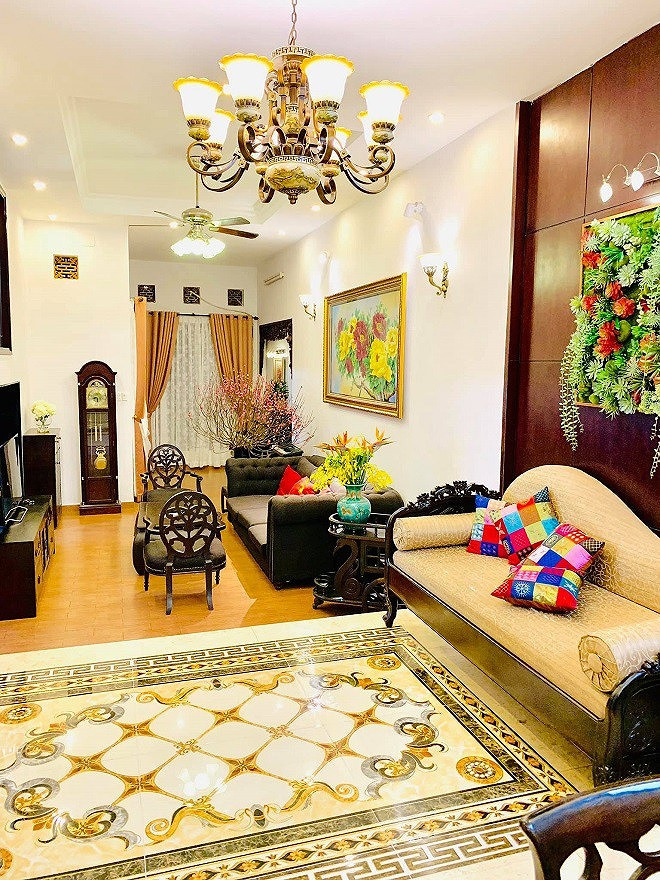 Trong nhà, nữ danh hài từng cho trồng nhiều cây xanh để tạo cảm giác gần gũi với thiên nhiên. Thiết kế mở giúp không gian dù ở nhà phố nhưng vẫn thoáng và rộng rãi.