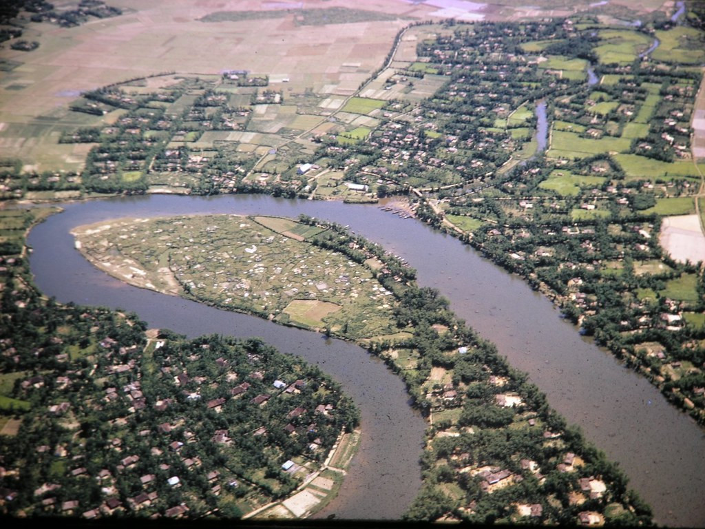 Khung cảnh sông Ô Lâu ở nơi giáp ranh của Huế và Quảng Trị, Khu đất phía dưới, bên trái là làng cổ Phước Tích nổi tiếng của Huế.