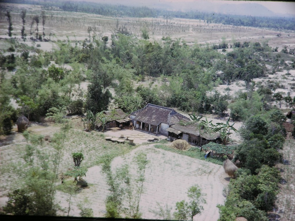 Một khu nhà đơn sơ ở vùng nông thôn của Huế nhìn từ máy bay.