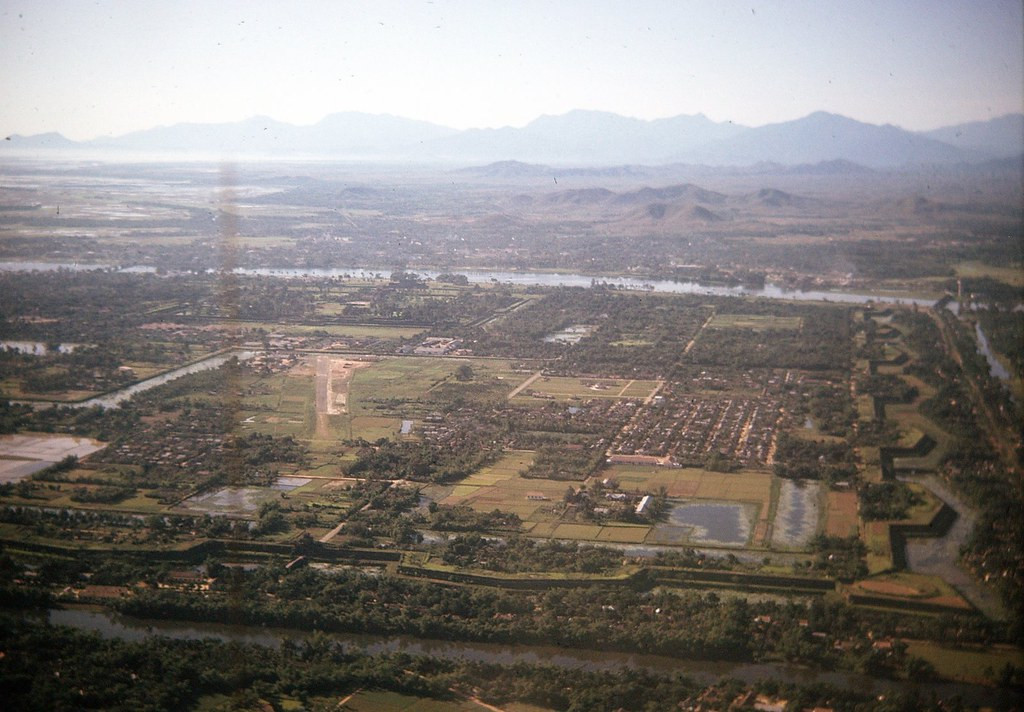 Toàn cảnh Kinh thành Huế, từ góc Tây Bắc nhìn ra sông Hương.