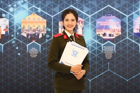 Ngọc Thoa cho biết khi lên cấp 2, cô được địa phương cử đi học ở trường Văn Hóa II - Bộ Công an, tại Mỹ Tho,Tiền Giang. Sau đó, cô đoạt thành tích thủ khoa tốt nghiệp của trường Văn hóa II - BCA, được tuyên dương học viên giỏi tiêu biểu tốt nghiệp các học viện, trường Công an Nhân dân năm 2016. Từ đó được tuyển thẳng vào Đại học An ninh nhân dân.