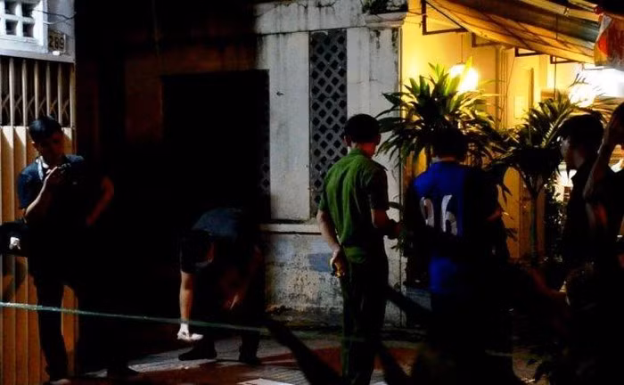 Gai xinh 9x cam dao dam chet “tinh dich” trong nha nghi vi ghen