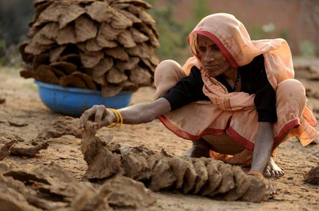 Người làm sẽ thu lượm phân bò rồi trộn với cỏ khô làm thành hình như quả bóng rồi đập chúng vào một bức tường và dùng tay trần để ấn bàn tay lên chiếc bánh.