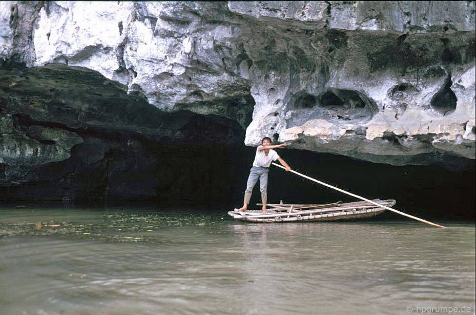 Ngoài một cửa hang xuyên thủy ở Tam Cốc - Bích Động.