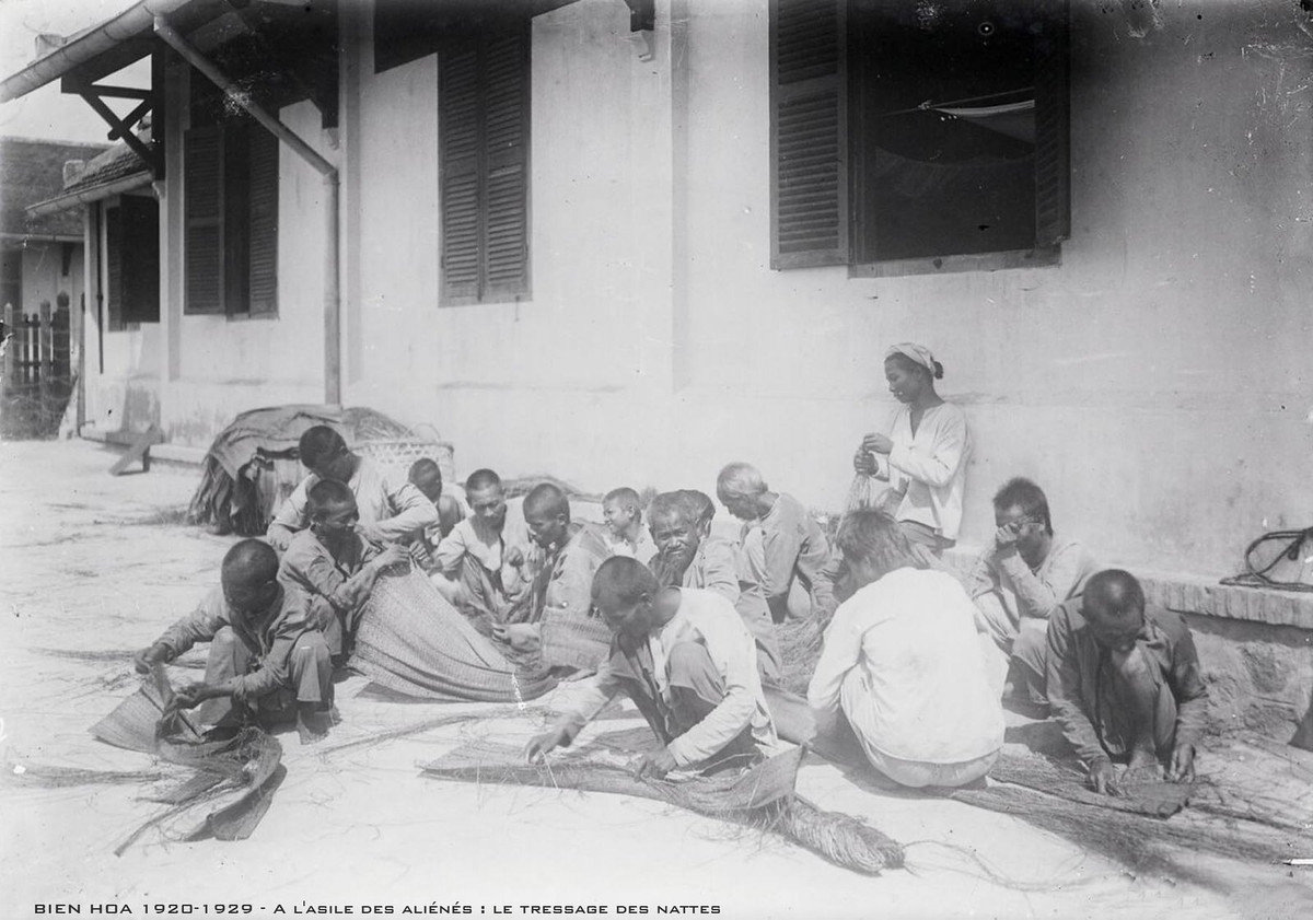 Bệnh nhân tâm thần đan chiếu, một hình thức lao động tại nơi đây.